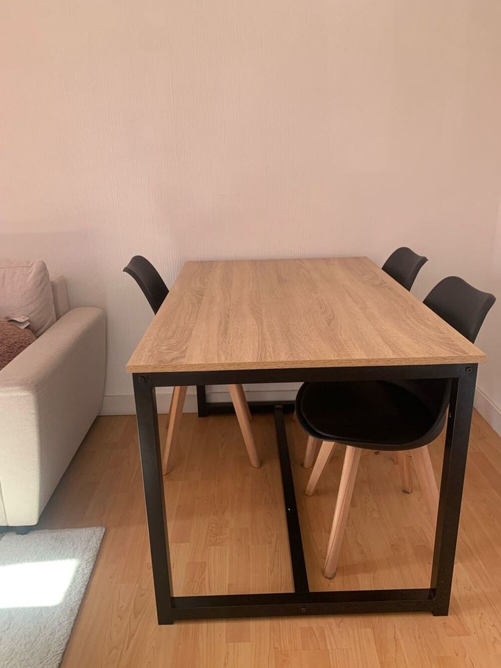 Table &agrave; manger avec son lot de 4 chaises Meubles