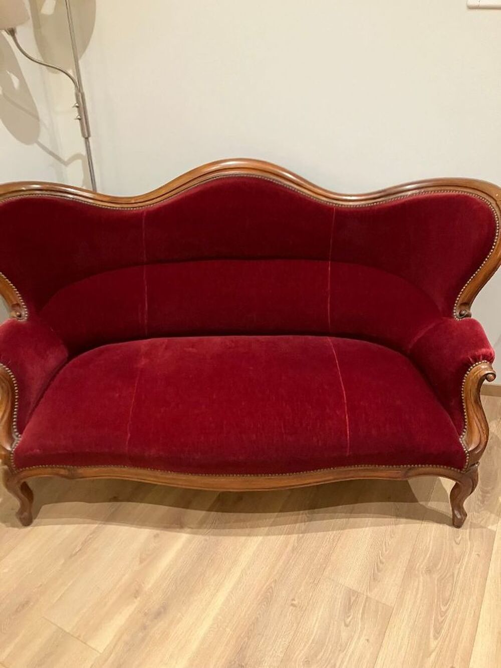 canap&eacute; Napol&eacute;on III ancien d'&eacute;poque , velours rouge.
Meubles