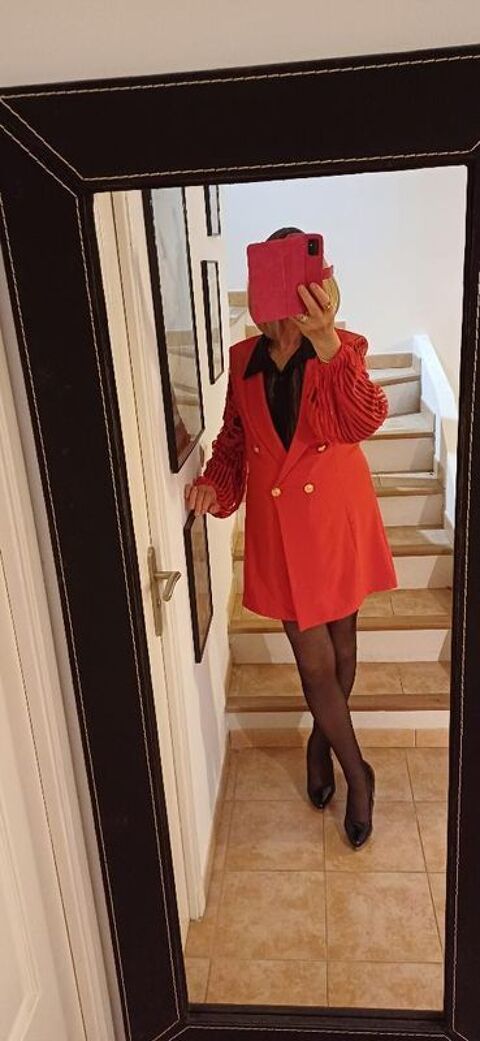 robe crois�e rouge dentelle neuve 15 / 7528
20 La Seyne-sur-Mer (83)