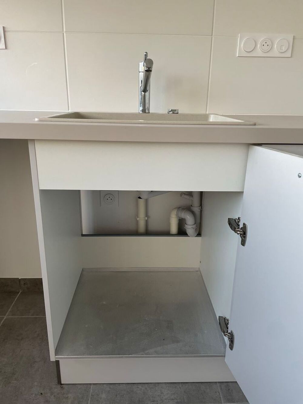 Cuisine meubles + &eacute;vier + plaque avec hotte Electroménager