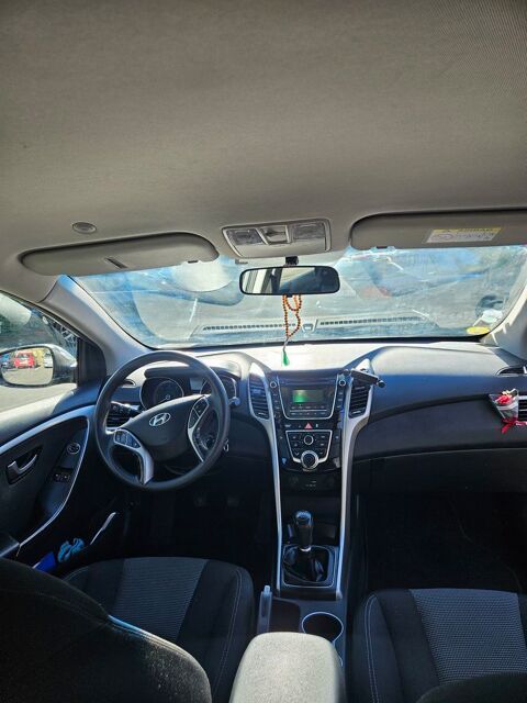 Hyundai i30 initia blue drive
