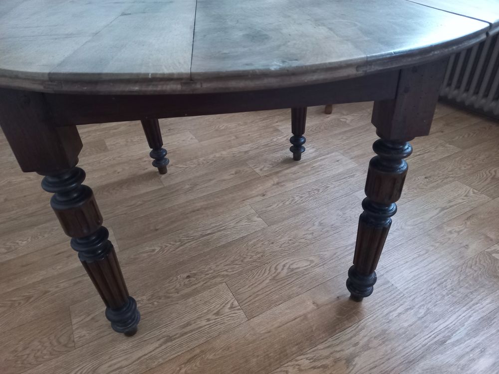 Table ronde + 4 chaises
Meubles