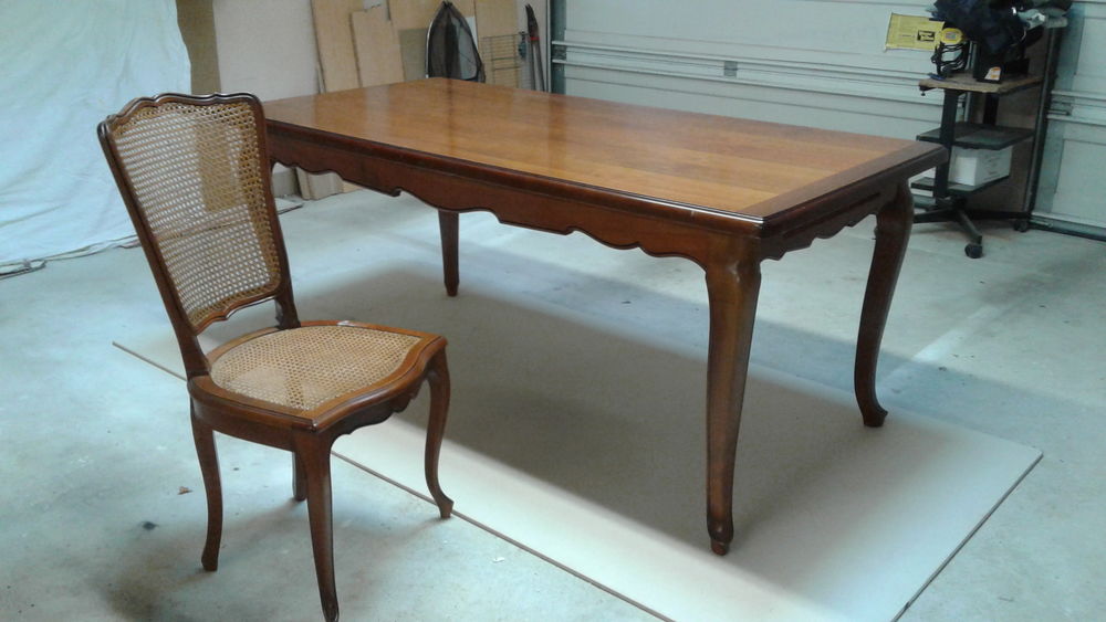1 table et 6 chaises en merisier en bon &eacute;tat Meubles