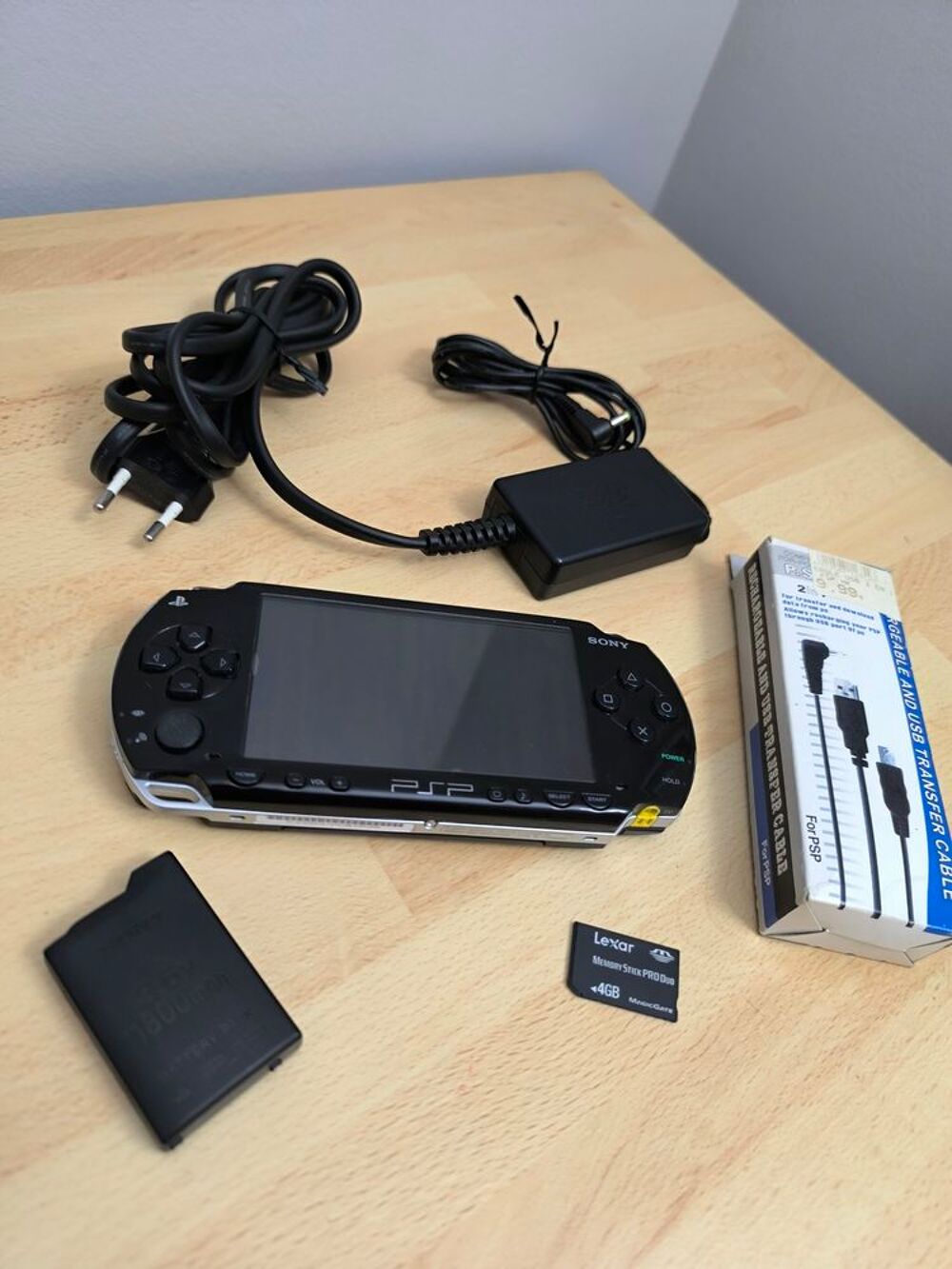 PSP-1004 + 3 jeux physiques + &eacute;mulation arcade r&eacute;tro Consoles et jeux vidos