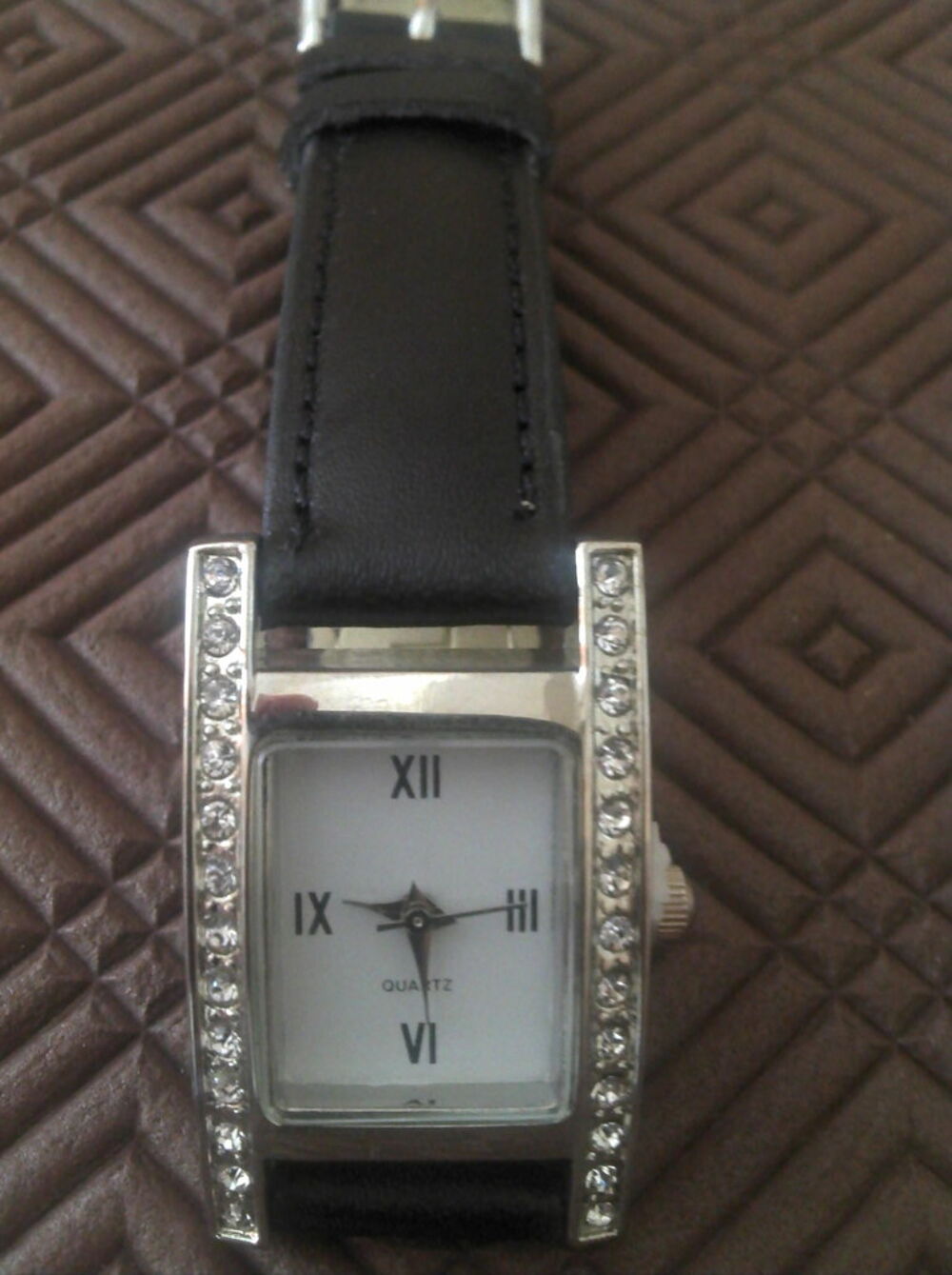 Montre &eacute;l&eacute;gante avec bracelet en cuir et strass Bijoux et montres