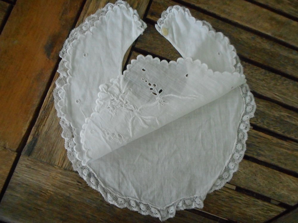 Ancien bavoir coton blanc brod&eacute; Puériculture