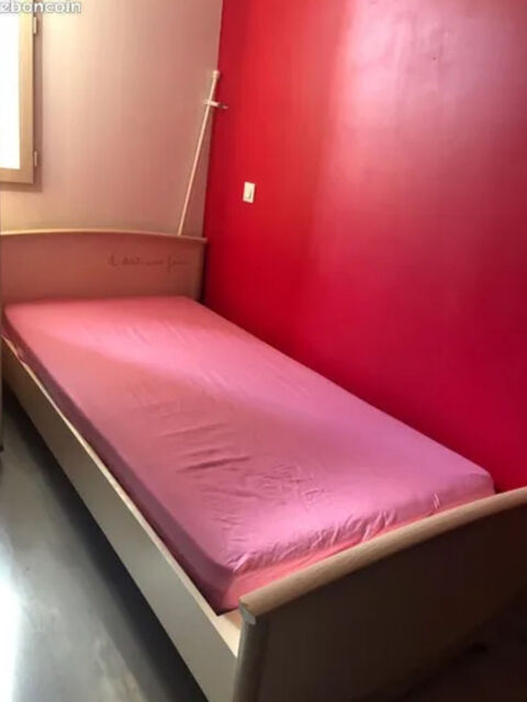 Lit enfant
Avec sommier et matelas en trs bon tat 
190 Chaleins (01)
