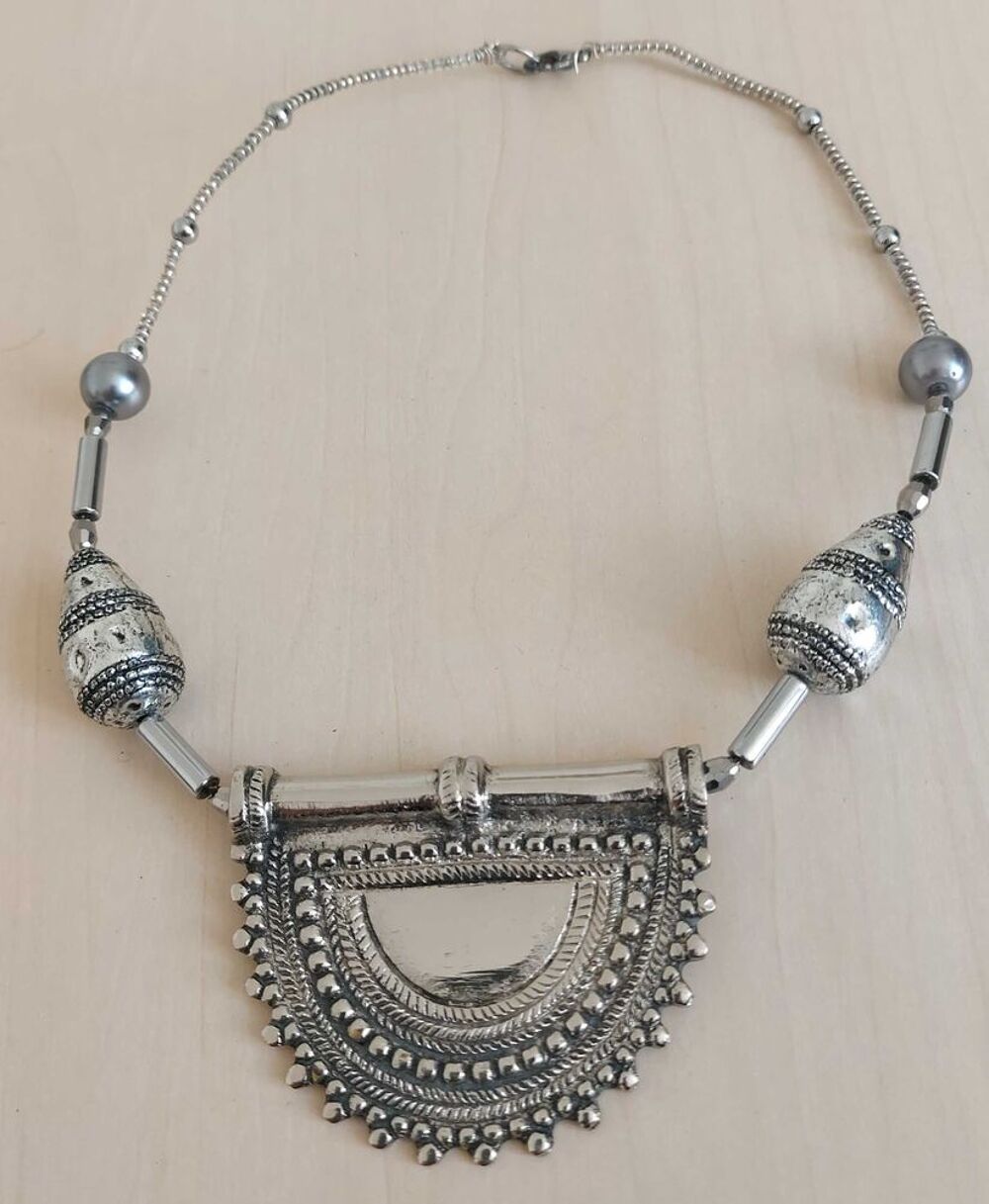 collier &eacute;thnique chic Bijoux et montres