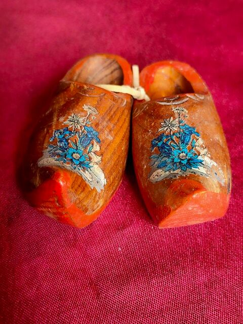 Petits sabots fleurs bleues longueur 9 cm ( n�6) 8 Avermes (03)