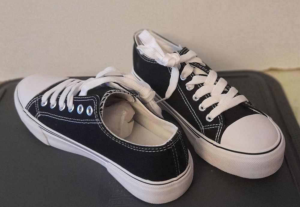 Une paire de Basket toile. P 37.5 Chaussures