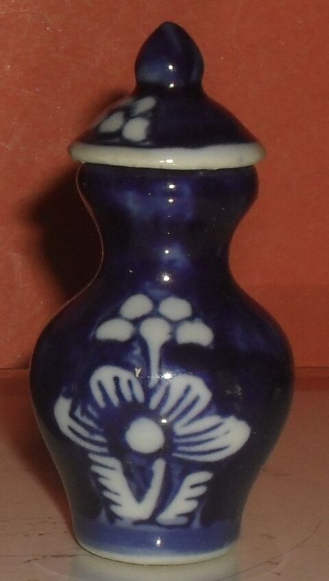 Tr�s jolie fiole bleue nuit. 17 Montreuil (93)