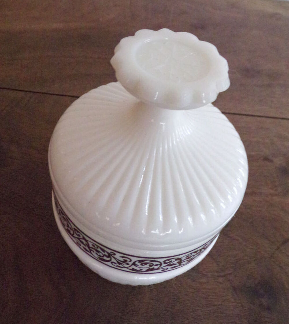 Pot en porcelaine blanche vintage cannel&eacute; frise entrelacs Décoration