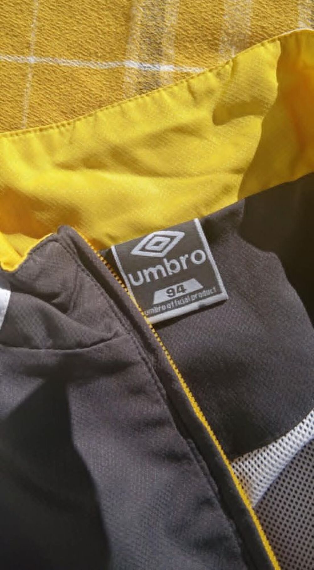 Surv&ecirc;tement Gar&ccedil;on Taille 94 de la Marque " Umbro " Vêtements enfants