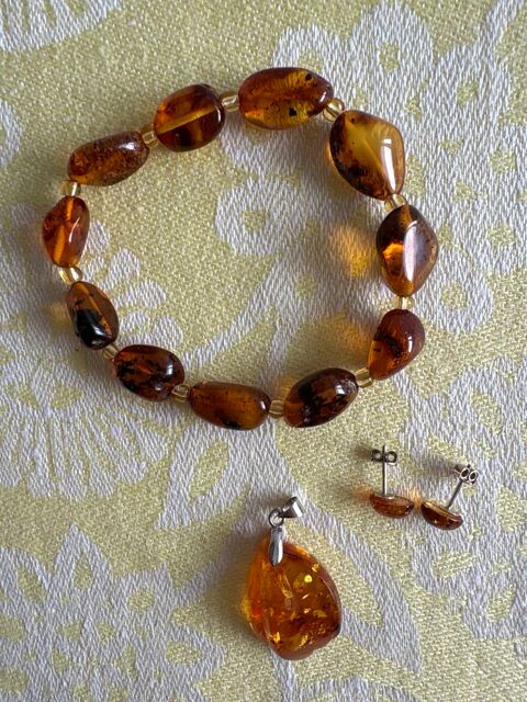 Bracelet, pendentif et boucles d'oreilles en pierre d'ambre. Trignac (44)