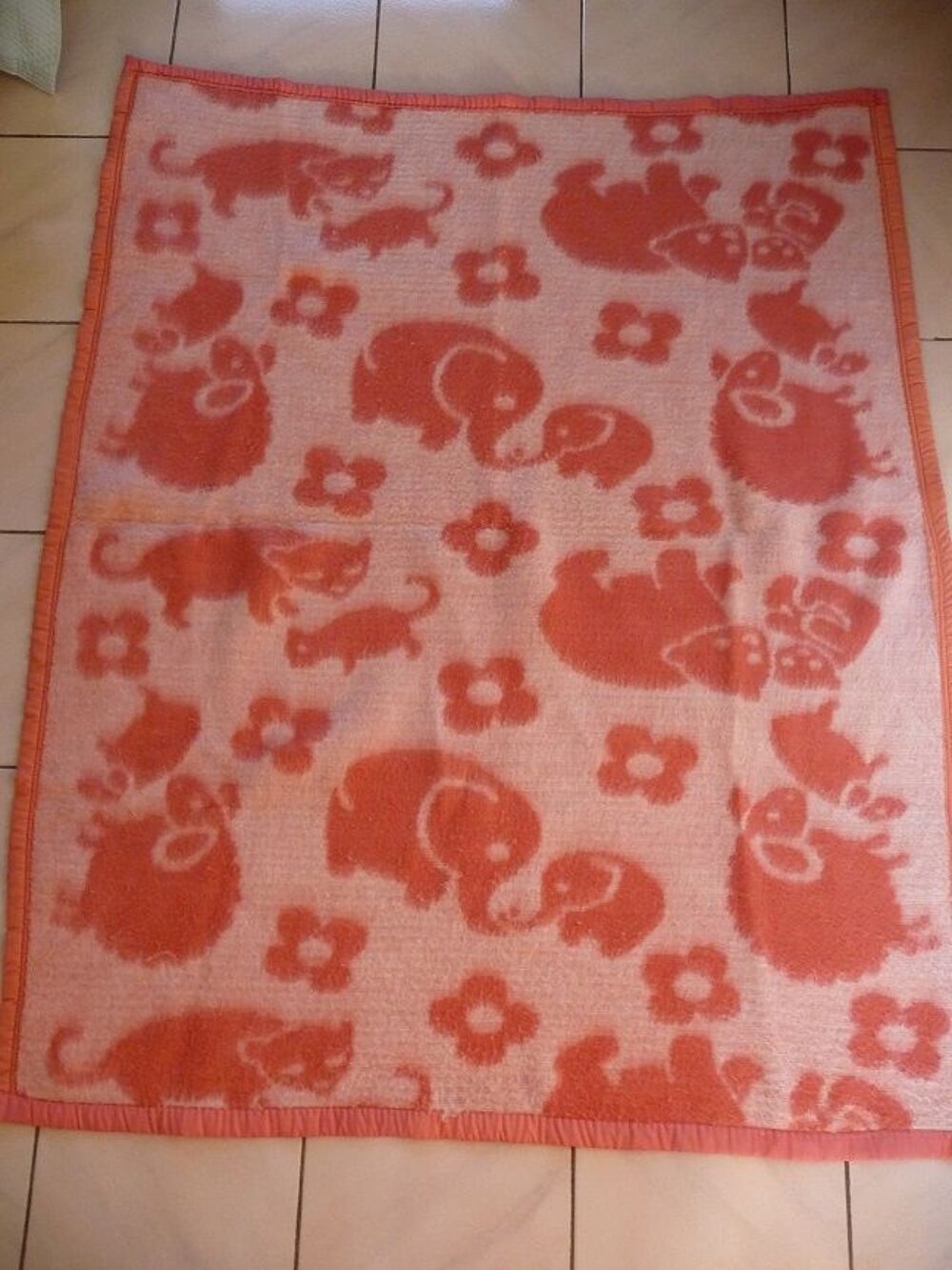Couverture rose et blanche r&eacute;versible motifs animaux Puériculture