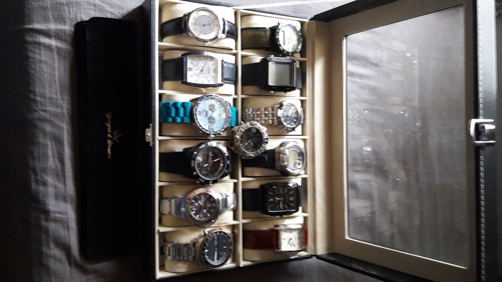 COFFRET DE 17 MONTRES TOUTES MARQUES LIP ET AUTRES Bijoux et montres