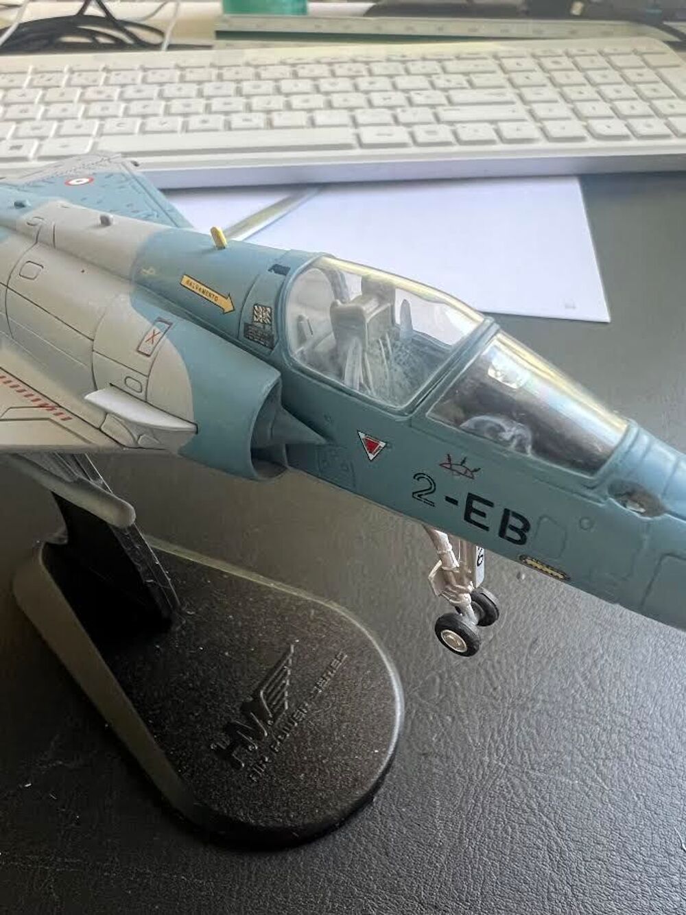 MIRAGE 2000 ARMEE DE L'AIR sur son socle
Pas de boite 