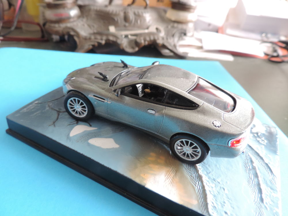 IXO - ASTON MARTIN V.12 - VANGUISH - Echelle : 1/43 &egrave;me. 