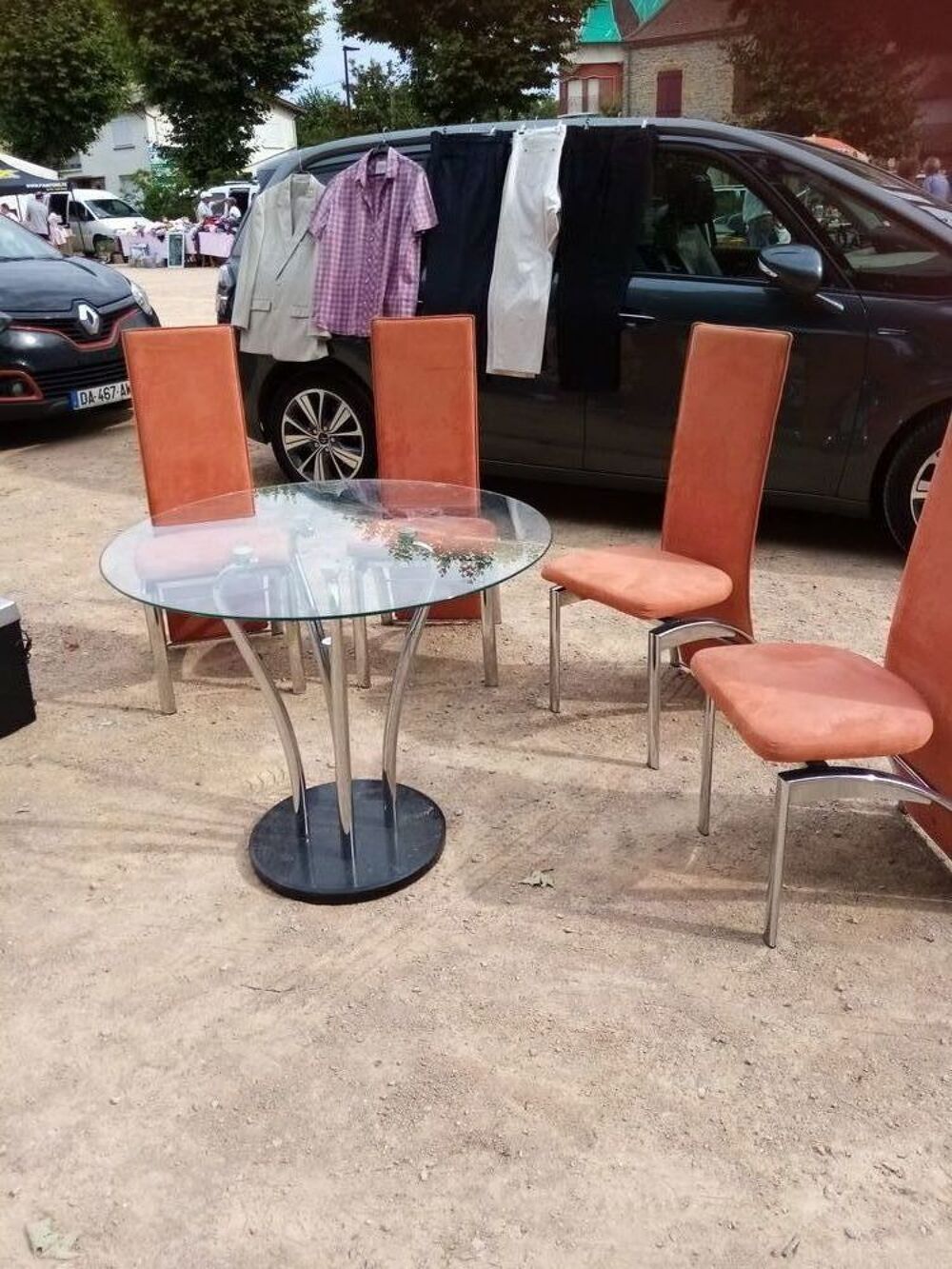 Je 4 chaises en alcantara et ossature m&eacute;talique, Meubles
