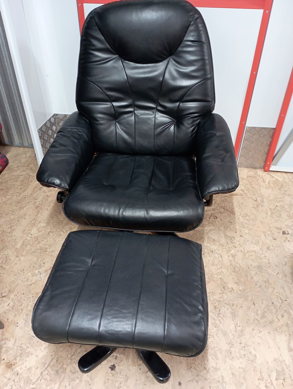 Fauteuil simili cuir noir avec son ottoman Meubles