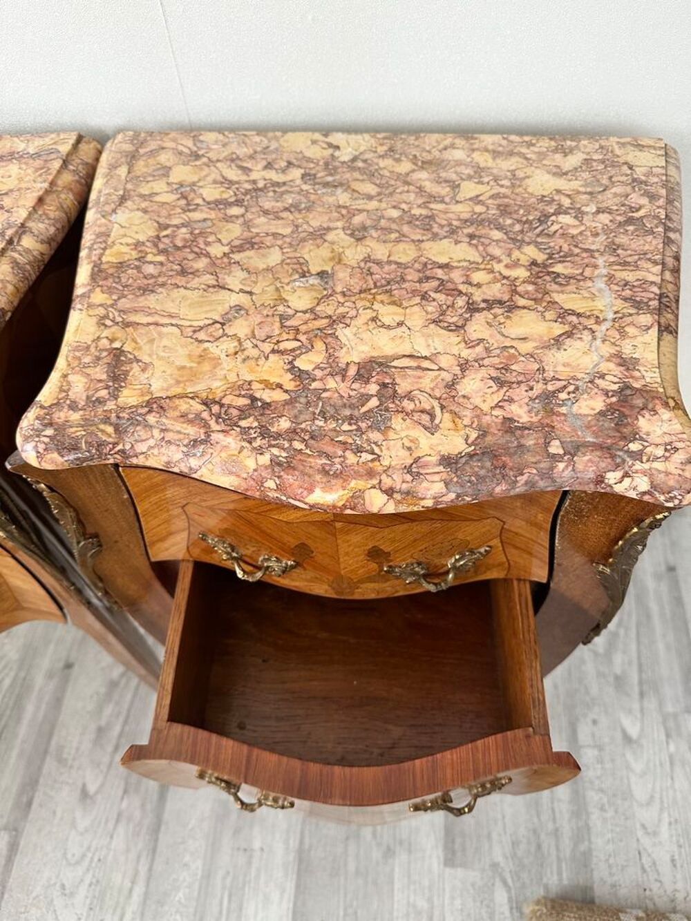 Paire de tables de chevet en marqueterie avec dessus marbre Meubles