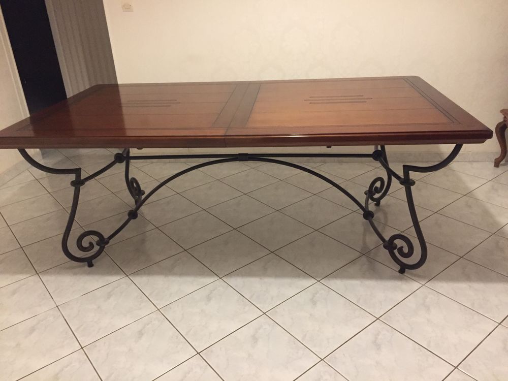 Table de salle &agrave; manger 
avec six chaises et coussins. Meubles