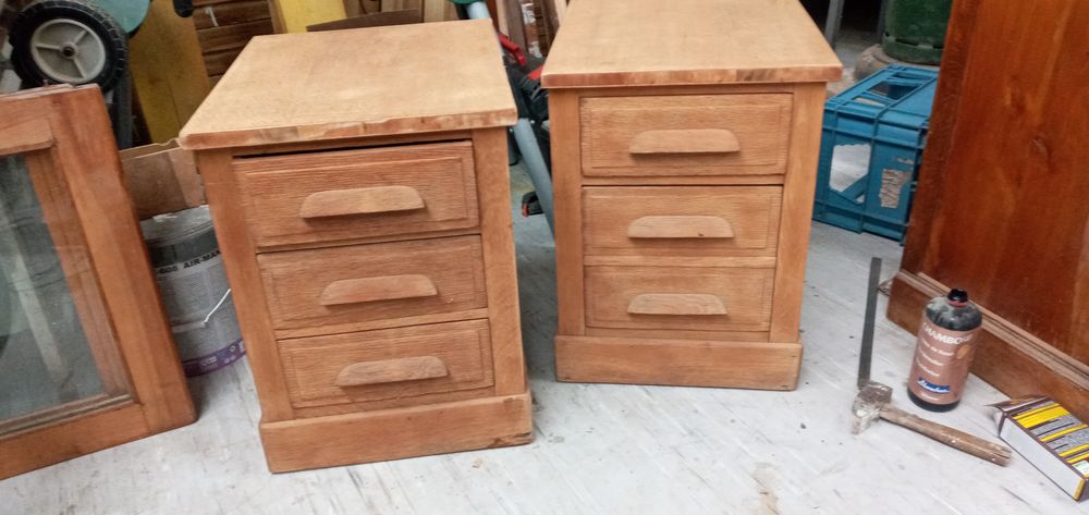 Lot de deux tables de nuit. long 54 largeur 44 haut 59 cm Meubles