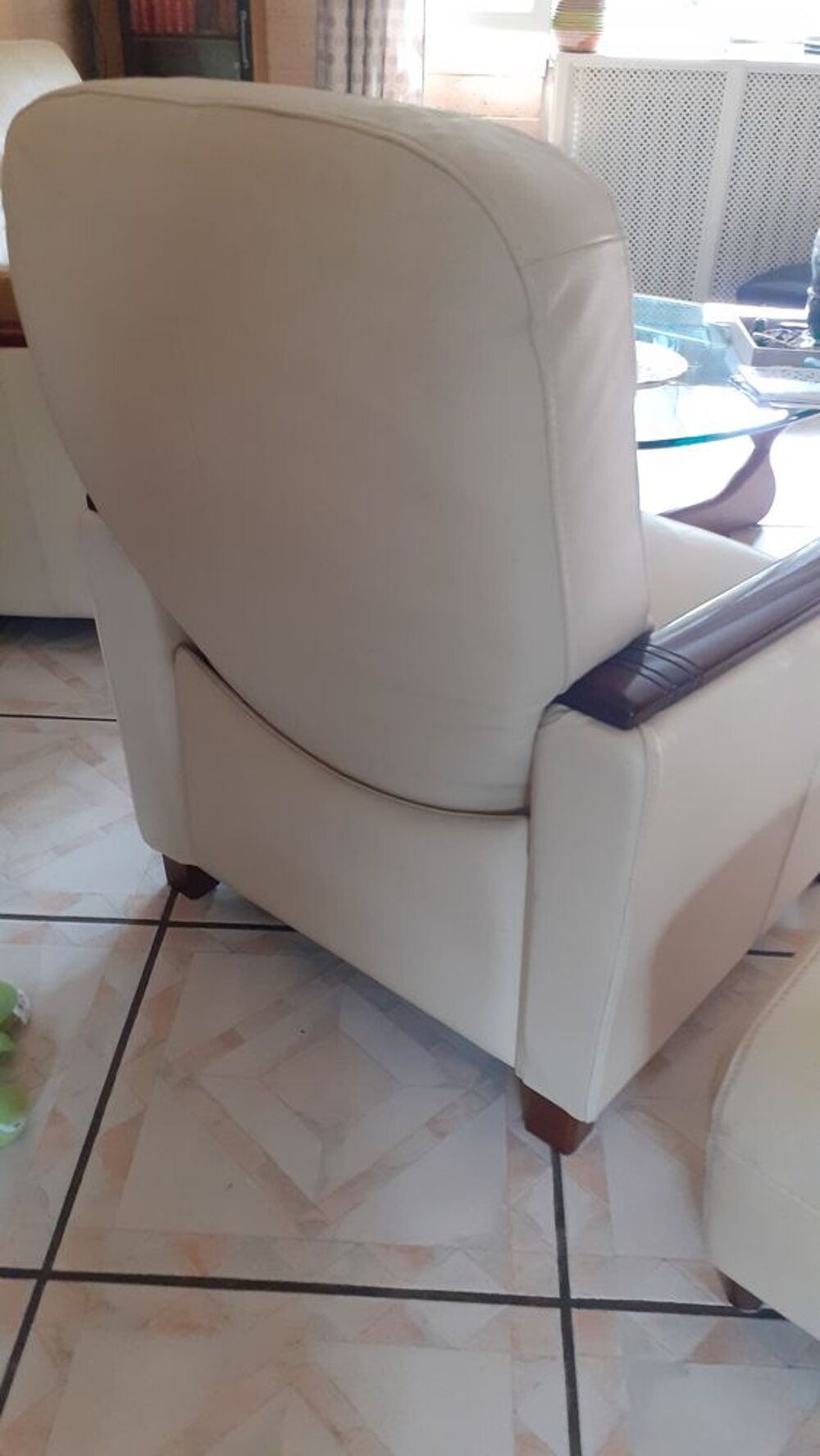 canap&eacute; fauteuil et pouf en cuir beige Meubles