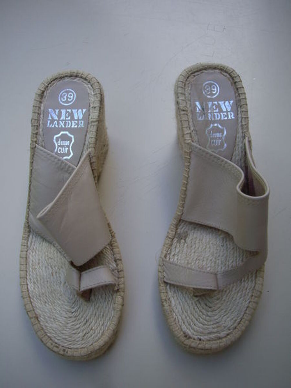 Espadrilles entredoigts Beige talons compens&eacute;s pt 39/40-4 € Chaussures