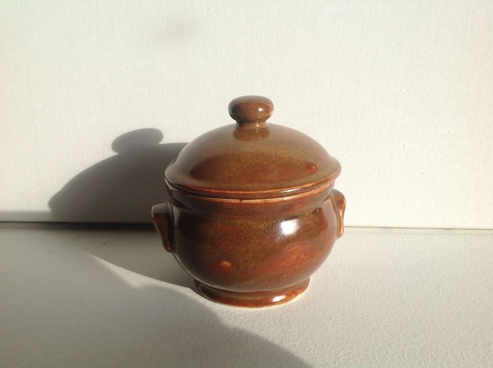 POT EN GR&Egrave;S &Eacute;MAILL&Eacute; AVEC COUVERCLE Envoi Possible
Décoration