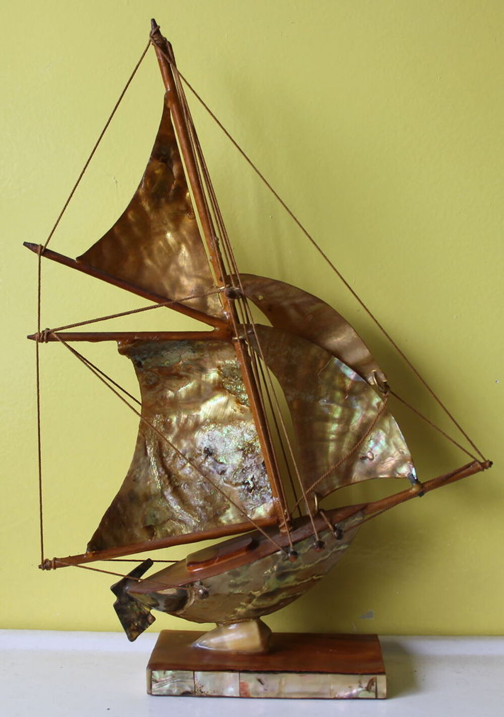 Voilier en nacre et ormeaux souvenir de bord de mer 1950 