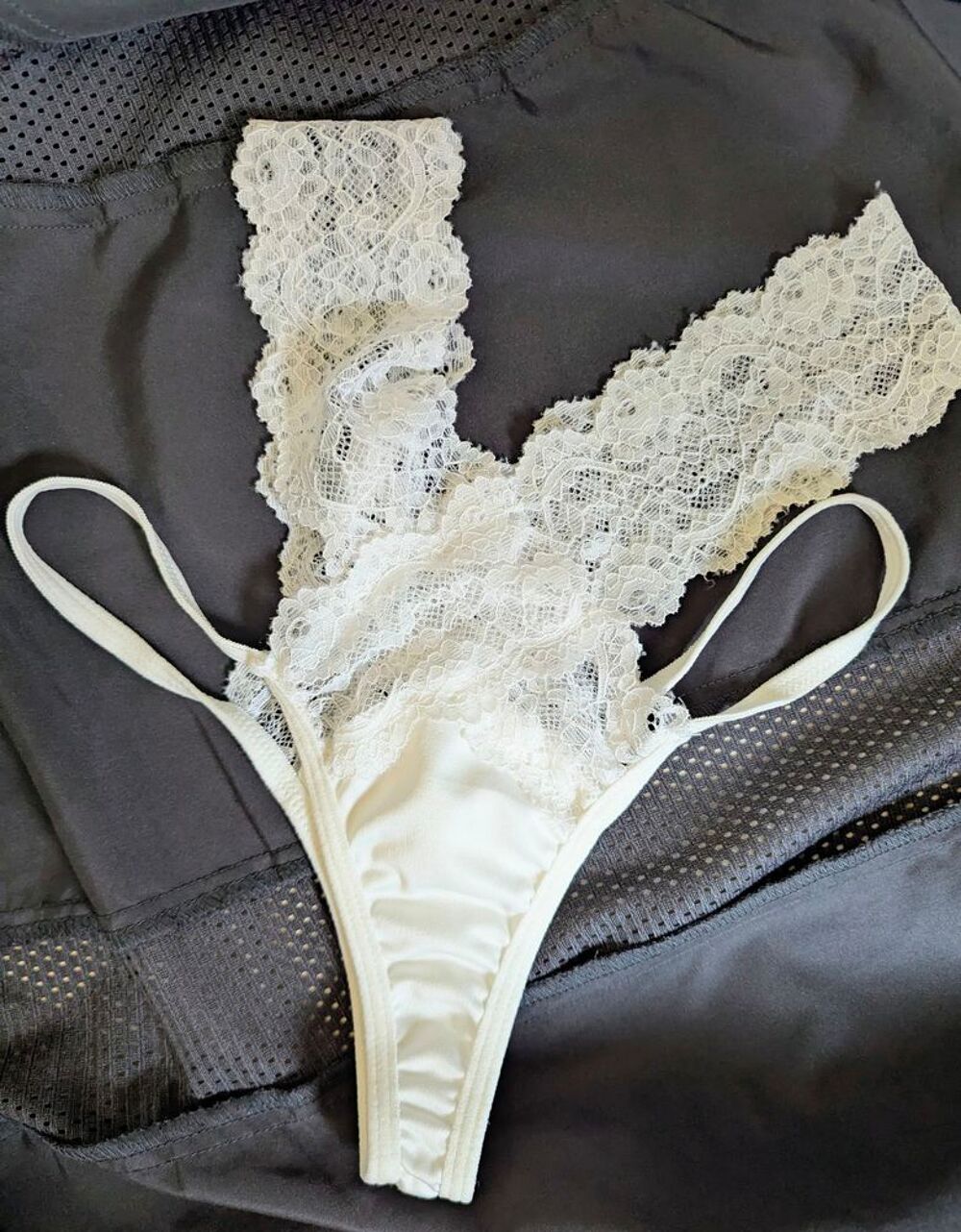 Tanga blanc dentelle Vêtements