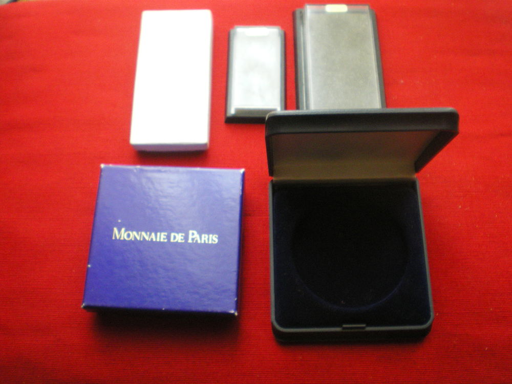 Coffrets pour ordre et m&eacute;daille. 