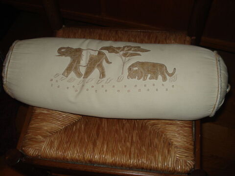 coussin avec éléphants brodés 0 Mérignies (59)