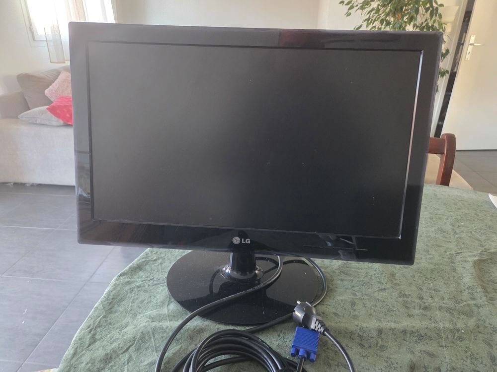 Moniteur LG LCD LED 22 pouces Matériel informatique
