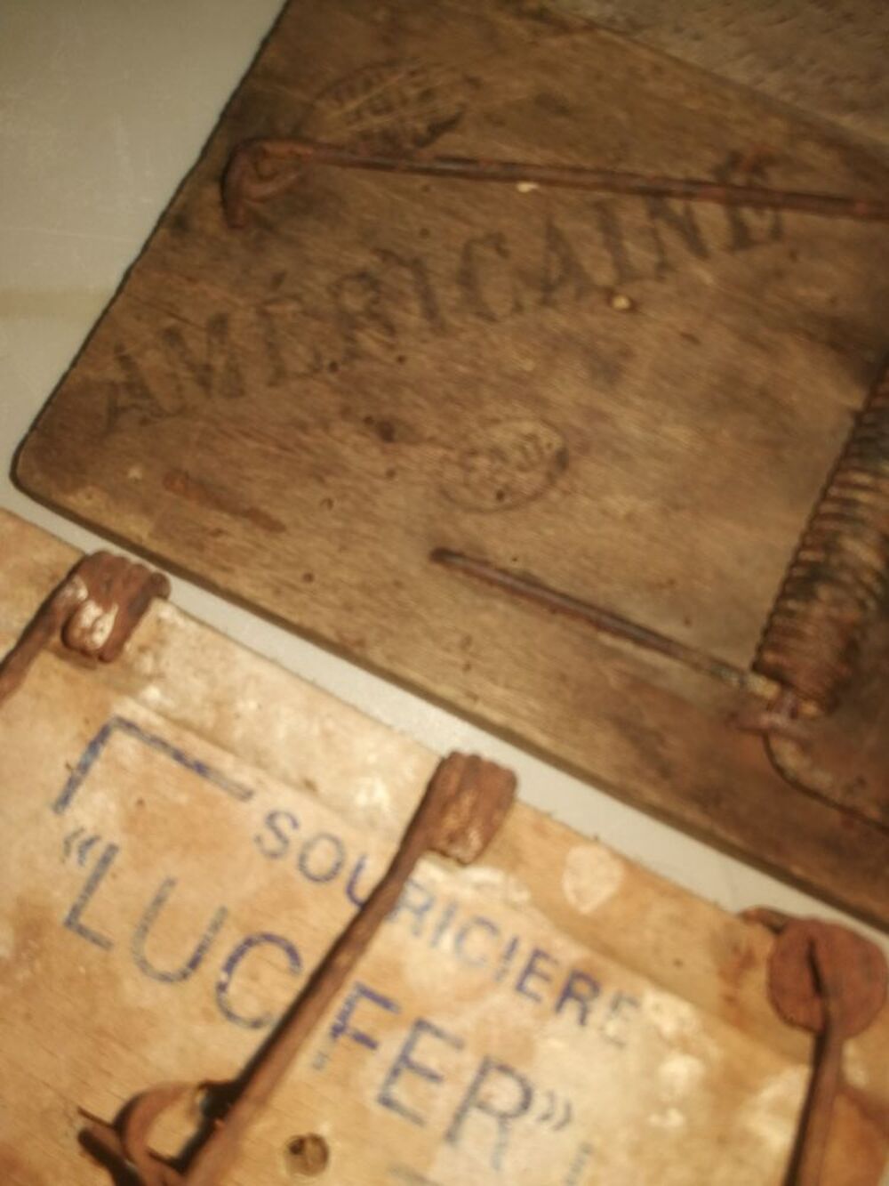 2 tapettes une sourici&egrave;re Bricolage