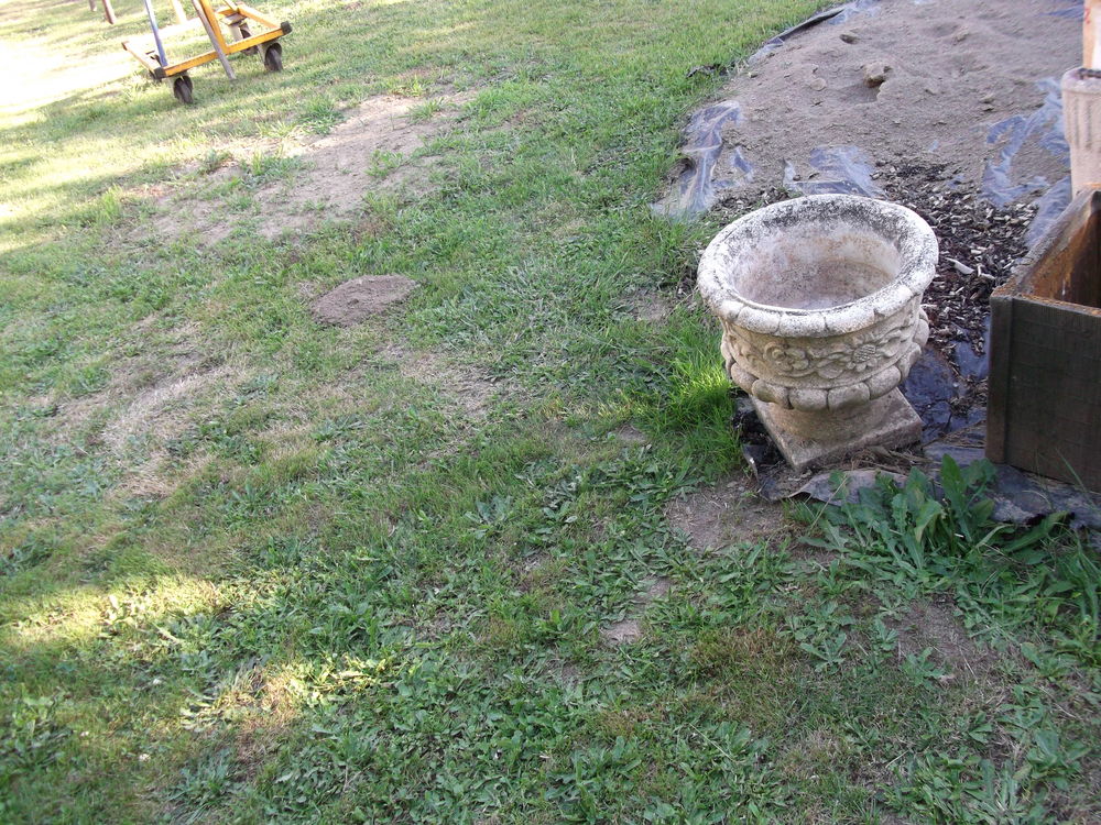 Jardini&egrave;re de jardin ronde en pierre.
Jardin