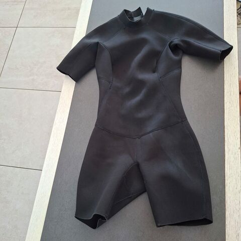 Combinaison shorty taille XS , femme, Décathlon Auray (56)