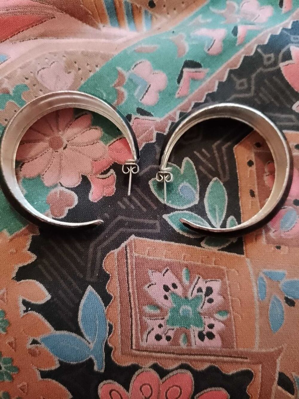 boucles d'oreilles anneaux noirs sur m&eacute;tal argent&eacute;. Bijoux et montres