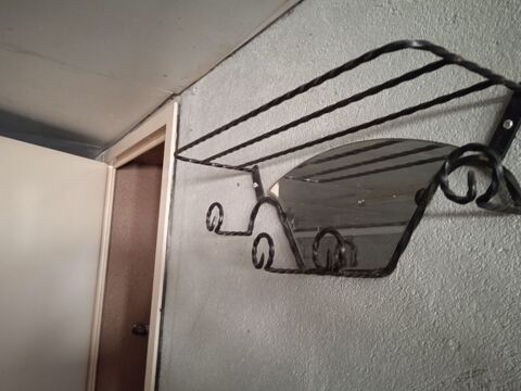 un porte manteau mural en fer 25 Ciry-le-Noble (71)