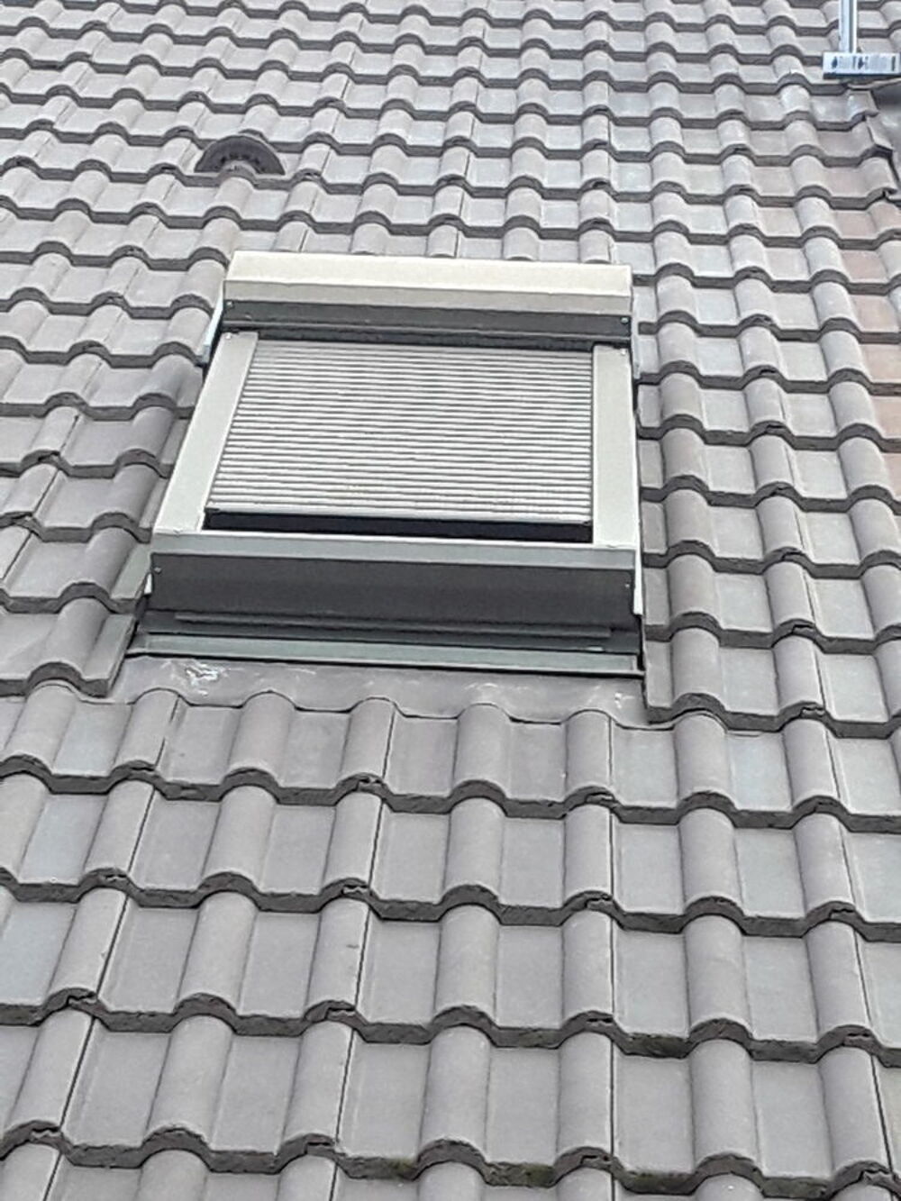Volets roulants &eacute;lectriques pour fen&ecirc;tre de toit velux Bricolage