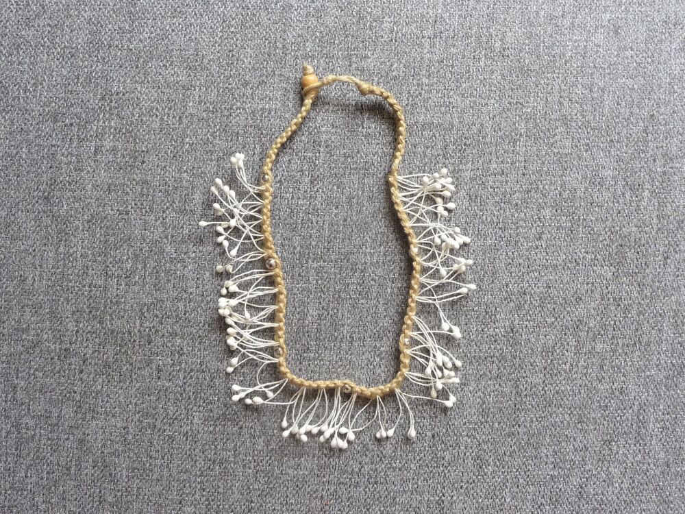 Collier Beige avec ses Fines Brindilles Blanches- Neuf Bijoux et montres