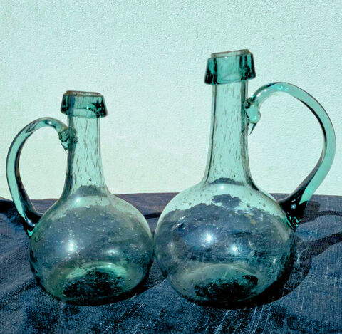 Duo de tr�s belles carafes en verre bull� vert. Comme neuf. 0 Locmiqu�lic (56)