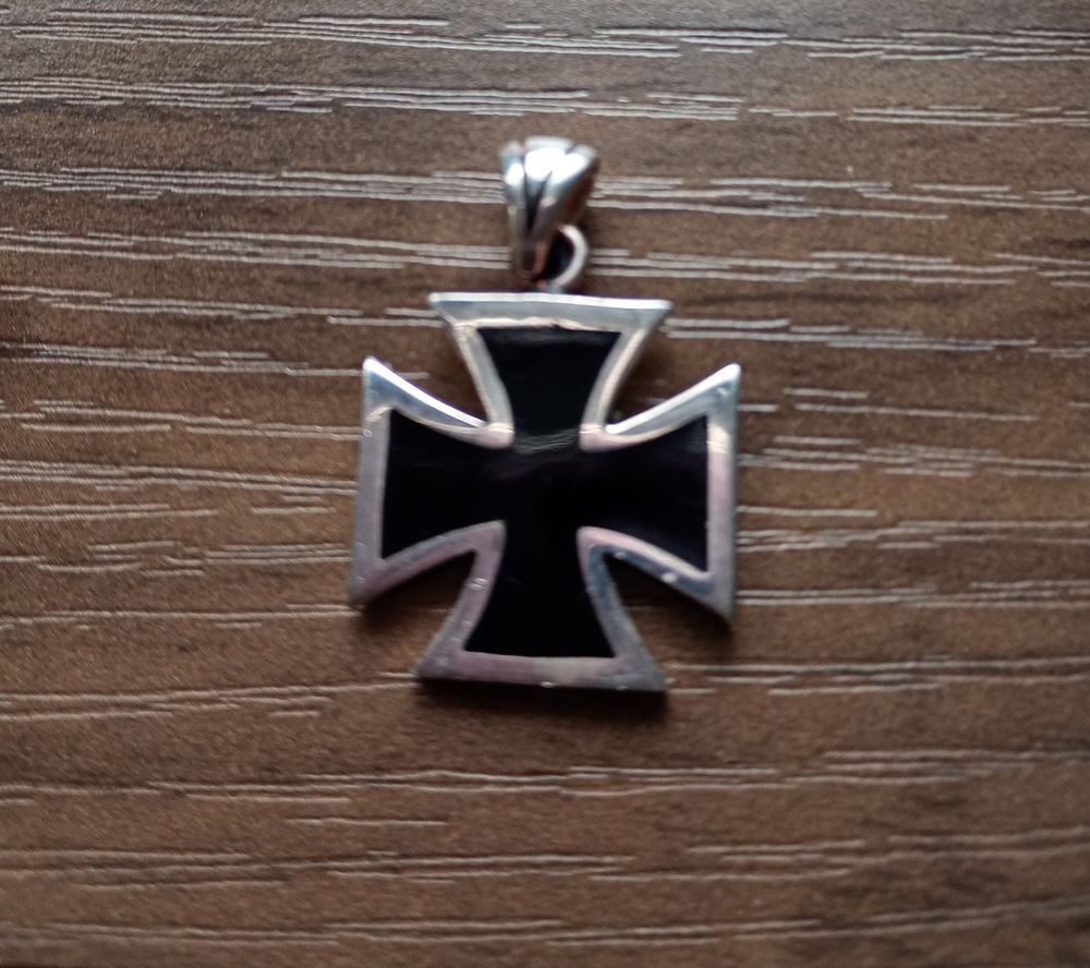 Pendentif en argent massif avec onyx noir, croix teutonique Bijoux et montres