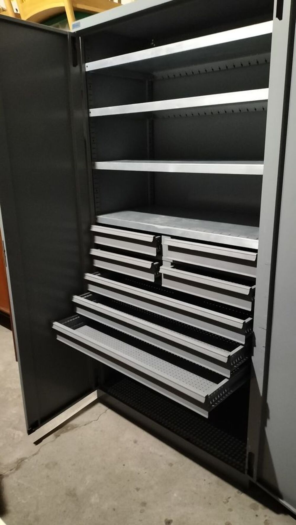 Armoire d'atelier en tr&egrave;s bon &eacute;tat Bricolage
