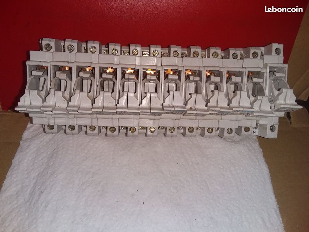 LOT de 12 COUPE CIRCUIT HAGER 12501 Bricolage