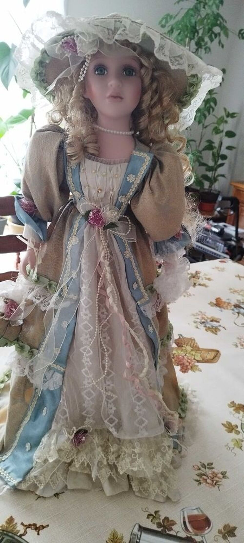 POUPEE De COLLECTION En PORCELAINE. 