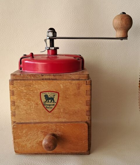 ancien moulin � caf� vintage en bois et m�tal Peugeot  25 Carnon Plage (34)