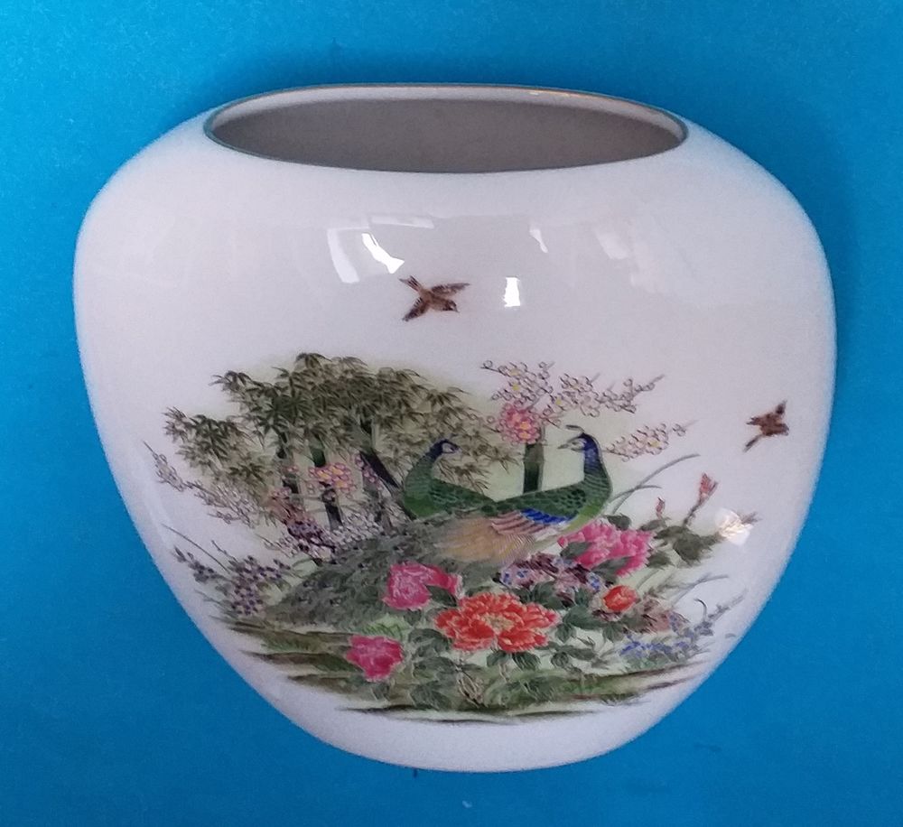 VASE ovale en porcelaine du JAPON, &agrave; d&eacute;cor de fleurs et paons Décoration