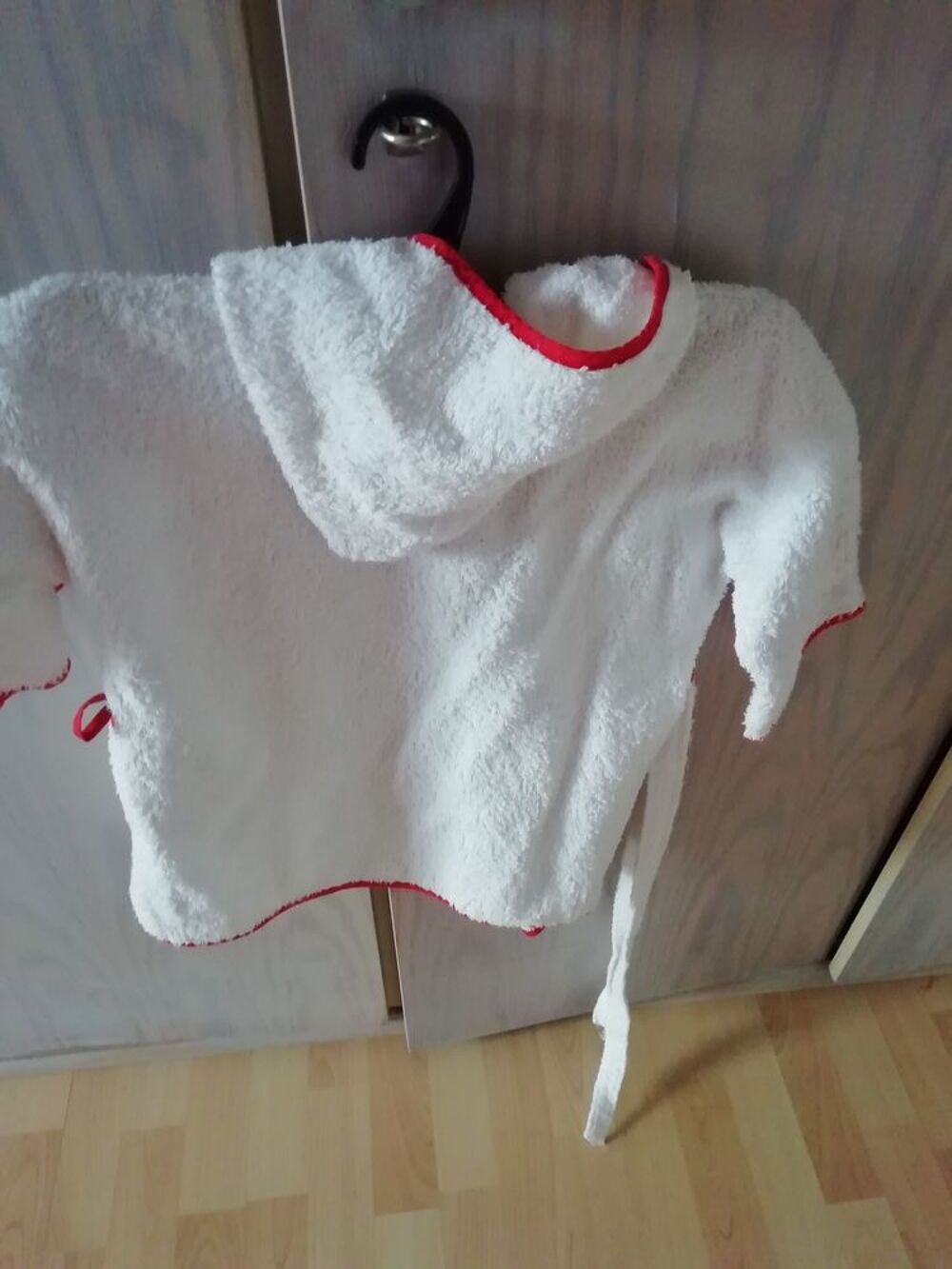 peignoir sortie de bain 
blanc rouge
taille 0-2 ans
Vêtements enfants